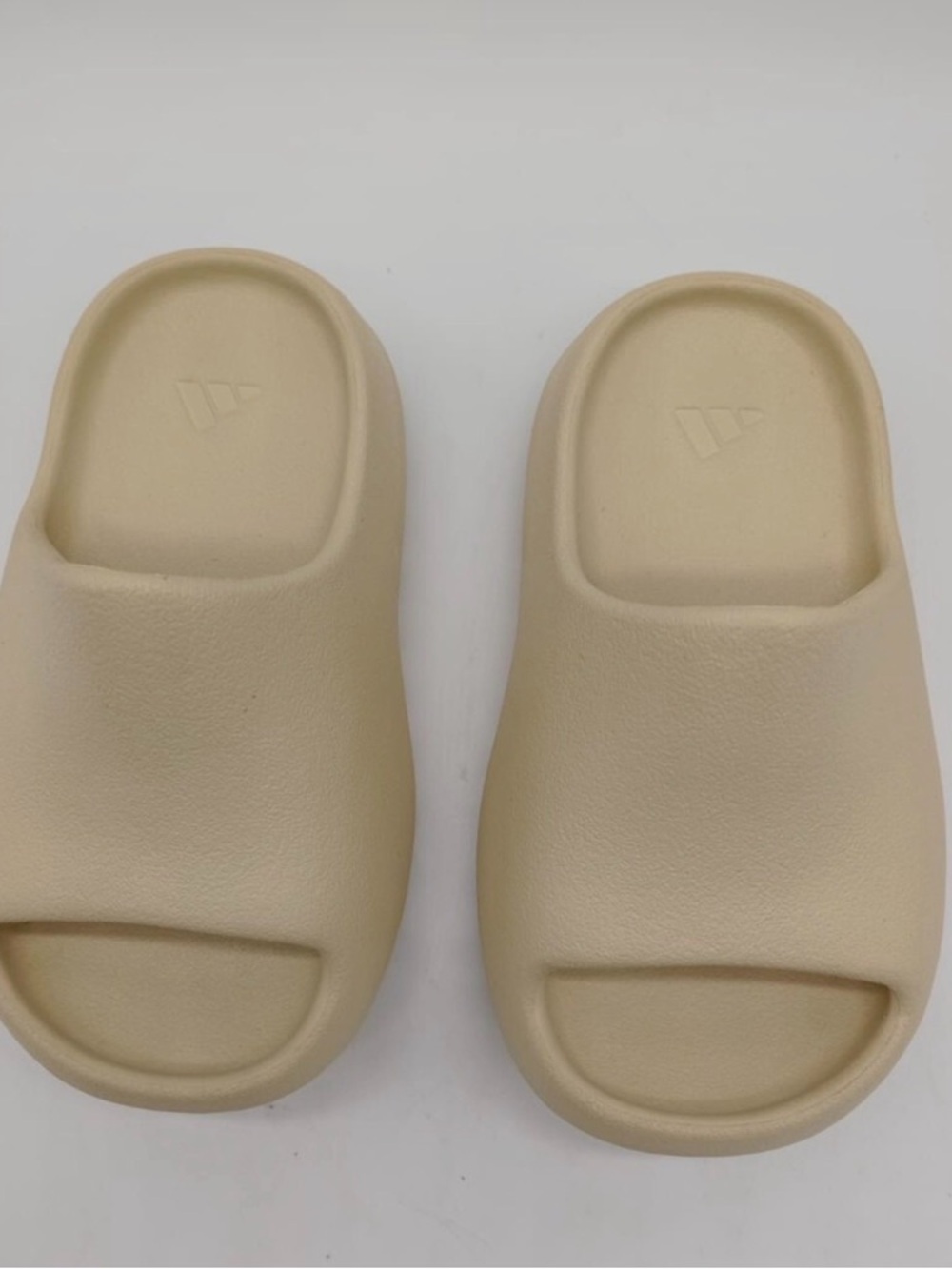 Adidas Yeezy Slides Kids – Size 11 – Unisex – Beige/Tan